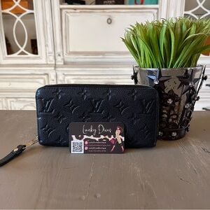 🍀👩🏻‍🤝‍👩🏽💕SOLD🍀👩🏻‍🤝‍👩🏽💕Zippy wallet - Empriente Noir